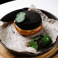 Камамбер из печи в луковой золе в Стейк & Эггс