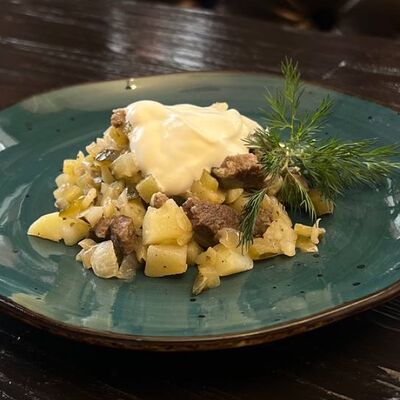 Салат из обжаренной говядины, картофеля, соленого огурца и сметаны в Длинный нос по цене 180 ₽