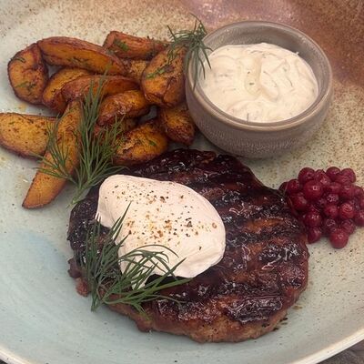 Бифштекс BBQ с картофелем и соусом Ранч в Острова по цене 650 ₽