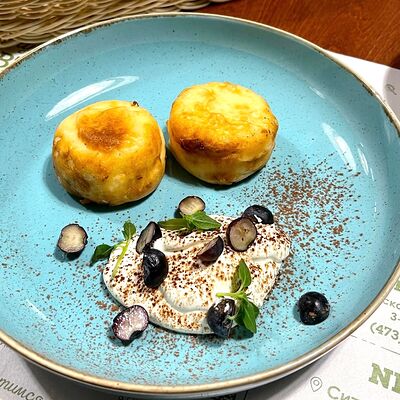 Сырники со сметаной и голубикой в Сорренто по цене 300 ₽