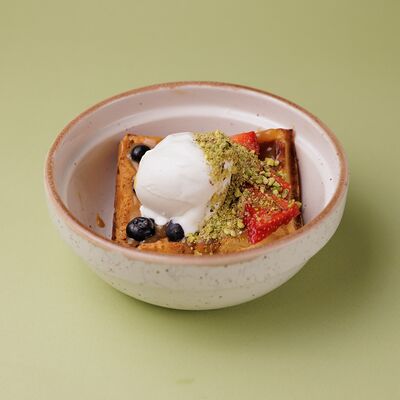 Творожные вафли с карамелью или шоколадом, свежими ягодами в Сладко Вкусно по цене 590 ₽