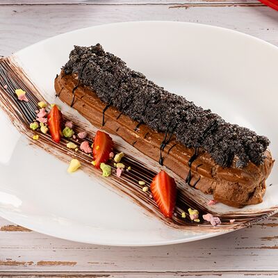 Шоколадный эклер с маковой шапкой в Три лося по цене 340 ₽