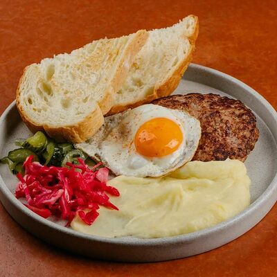 Бифштекс с картофельным пюре в Sunny cafe по цене 890 ₽