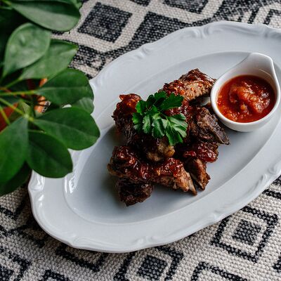 Ребрышки свиные, томленные в гранатовом вине с луком конфи в Грузинскоебистро Каха по цене 1054 ₽