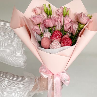 Букет из клубники с цветами Кэрри в Клубника по цене 4990 ₽