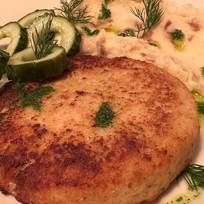 Котлета из трески с картофельным пюре в Геология по цене 660 ₽