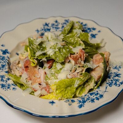 Салат с цыпленком, вешенками и печеным перцем в Culture по цене 550 ₽