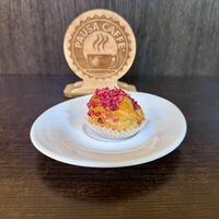 Бине с малиновым кремом в Pausa Caffe