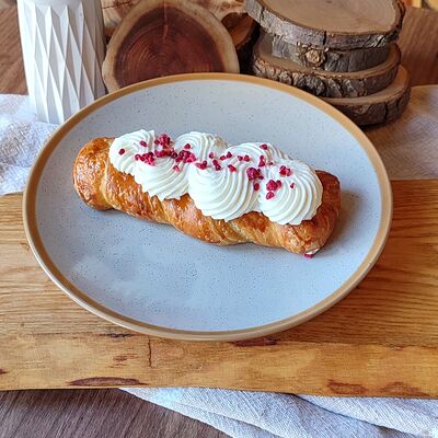 Косичка с крем-чизом и лимонным курдом в Про Булки кафе-пекарня по цене 140 ₽