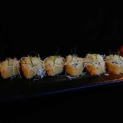 Горячий ролл Цезарь с креветкой в Пряности по цене 775 ₽