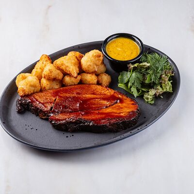 Копченый брискет из свинины с цветной капустой в хрустящей панировке подается с горячим горчичным соусом в Brasserie Lambic по цене 1650 ₽