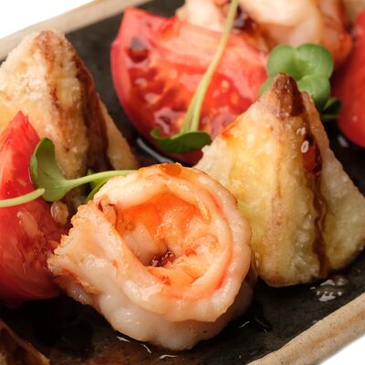 Салат с хрустящими баклажанами и креветками в Osteria Amici по цене 920 ₽