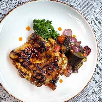 Гриль-салат с курицей и овощами в Кафе хорошего настроения Питер Пэн по цене 695 ₽