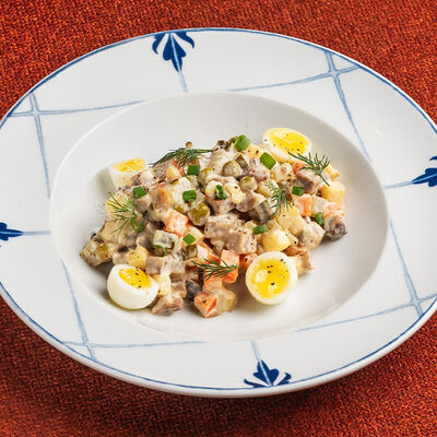 Оливье с языком и говядиной в Дзеими по цене 528 ₽