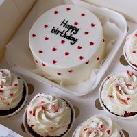 Набор из бенто-торта и 5 капкейков happy birthday с сердечками в Miracle bakery