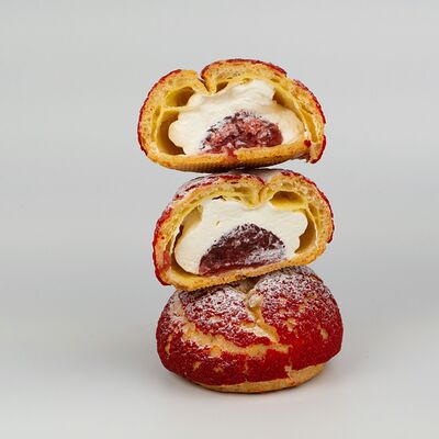 Булочка Шу Клубника в Много хлеба по цене 121 ₽