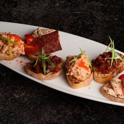 Ассорти брускет в Кафе Nебо по цене 650 ₽