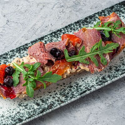 Брускетта с подкопченной мраморной говядиной и печеными перцами в Jager restopub по цене 780 ₽