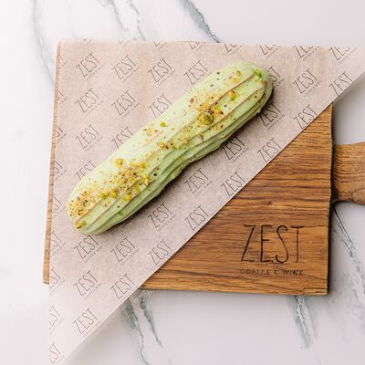 Эклер фисташковыйв Zest Coffee & Wine по цене 280 ₽