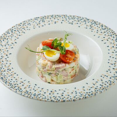 Салат оливье с ветчиной в Jack London по цене 340 ₽