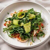 Салат с креветками и авокадо в Hamster