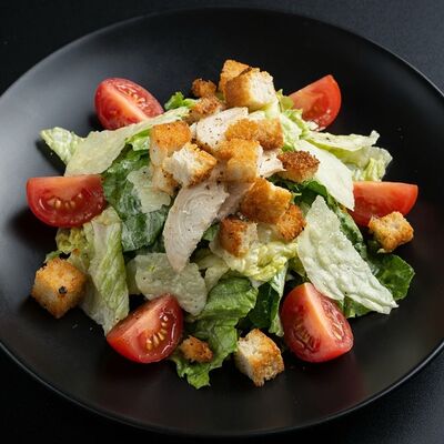 Салат Цезарь с курицей в Бизон по цене 540 ₽