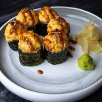 Запеченный ролл с лососем и острым огурцом в Medusa by Novikov