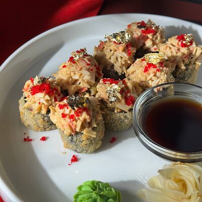 Темпура ролл с крабом, унаги и икрой масагов Гастробар DOM по цене 790 ₽