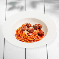 Спагетти с митболлами и пухом пармезана в Перчини