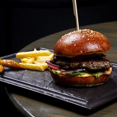 Бургер гриль в Лаунж бар 6/20 по цене 780 ₽