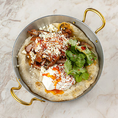 Острый гирос с цыпленком и лепешкой на айране в Poly по цене 1180 ₽