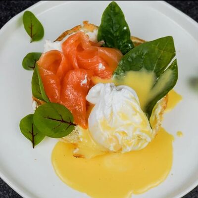 Яйцо Бенедикт с лососем и соусом голландезв Dimcoffee по цене 570 ₽