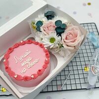 Бенто-торт и цветы Маме в Cosmo Сakery