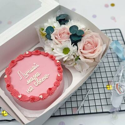 Бенто-торт и цветы Маме в Cosmo Сakery по цене 3600 ₽