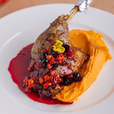 Утка, запечённая с пюре из батата под ягодным соусом в Мархаба Халяль по цене 1500 ₽