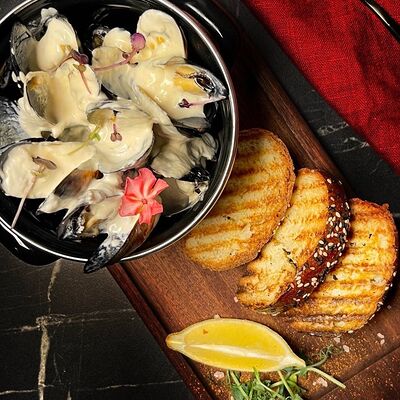 Черноморские мидии в соусе Блю чиз в Kirova street по цене 620 ₽