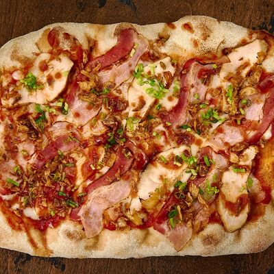 Пицца римская с курицей, беконом и соусом BBQ в Пицца паста и баста по цене 699 ₽