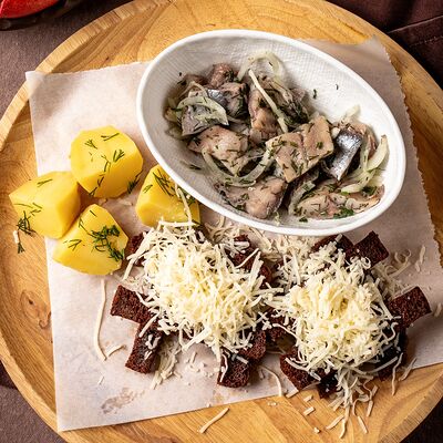 Слабосолёная сельдь с отварным картофелем и чесночными гренками в Карас по цене 570 ₽