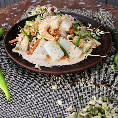 Харусаме с морепродуктами в соусе гамадари в АрисА - лавка азиатской еды по цене 590 ₽