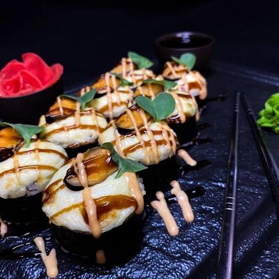 Запечённый с мидиями в Свои Суши по цене 553 ₽