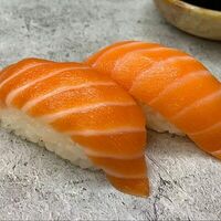 Суши с лососем в Fenix Sushi