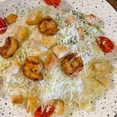 Цезарь с креветками в Chill по цене 420 ₽