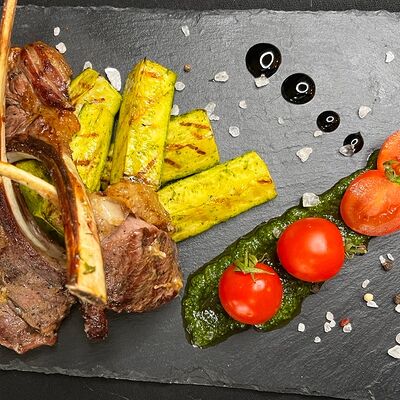 Каре ягнёнка с бочонками цукини в Мёд и мясо по цене 1590 ₽