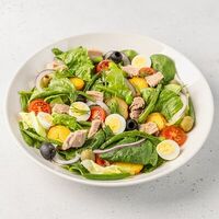 Большой Нисуаз с тунцом, картофелем, перепелиным яйцом, томатами, листьями салата и красным луком в АндерСон