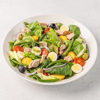 Большой Нисуаз с тунцом, картофелем, перепелиным яйцом, томатами, листьями салата и красным луком в АндерСон по цене 870 ₽