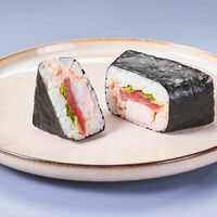 Онигири с тунцом, креветкой и зеленым луком в Галерея Суши