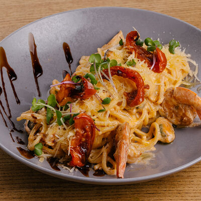 Спагетти с морепродуктами и вялеными томатами в Кубанские пивоварни по цене 640 ₽