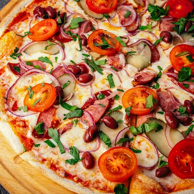 Пицца с колбасками 33см в Bourbon по цене 610 ₽