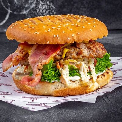 Бургер свиной с беконом в Вкусно место по цене 530 ₽