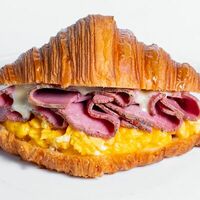 Круассан с пастрами из телятины в Bageatteria